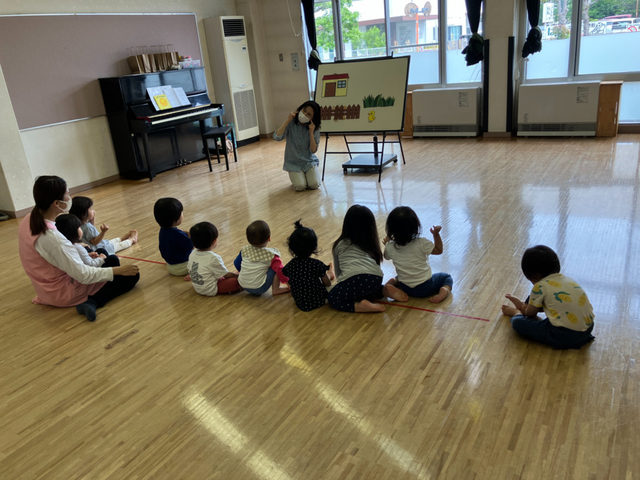 滋賀県立総合病院ひまわり保育園（保育士の求人）の写真2枚目：0歳児〜2歳児までの元気いっぱいの子ども達が通っています。
