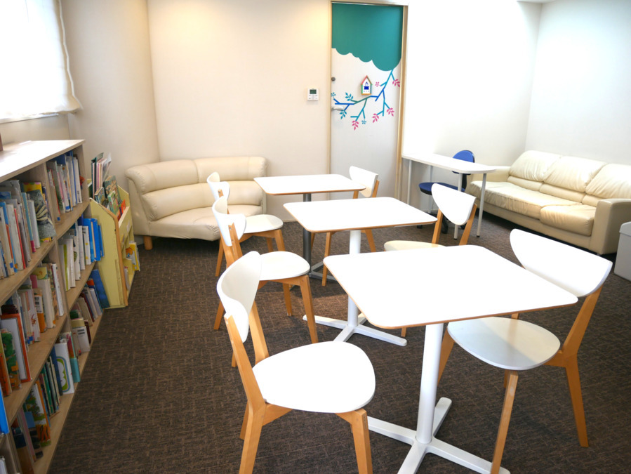新宿三つの木保育園もりさんかくしかく（保育士の求人）の写真8枚目：4階には休憩室が複数と大きな会議室があります！こちらは小さい方の休憩スペース