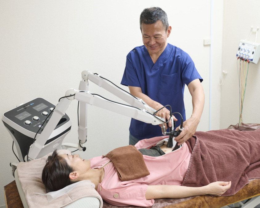 アキュラ鍼灸院(鍼灸師の求人)の写真5枚目:治療風景