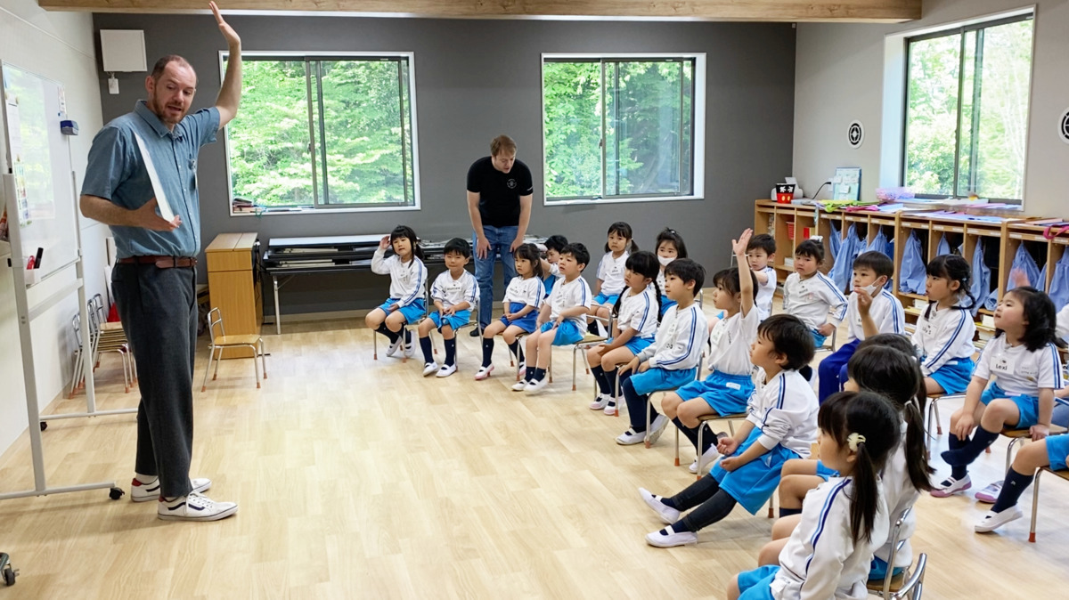 明青幼稚園（保育士の求人）の写真3枚目：英語のレッスンを毎日行なっています！