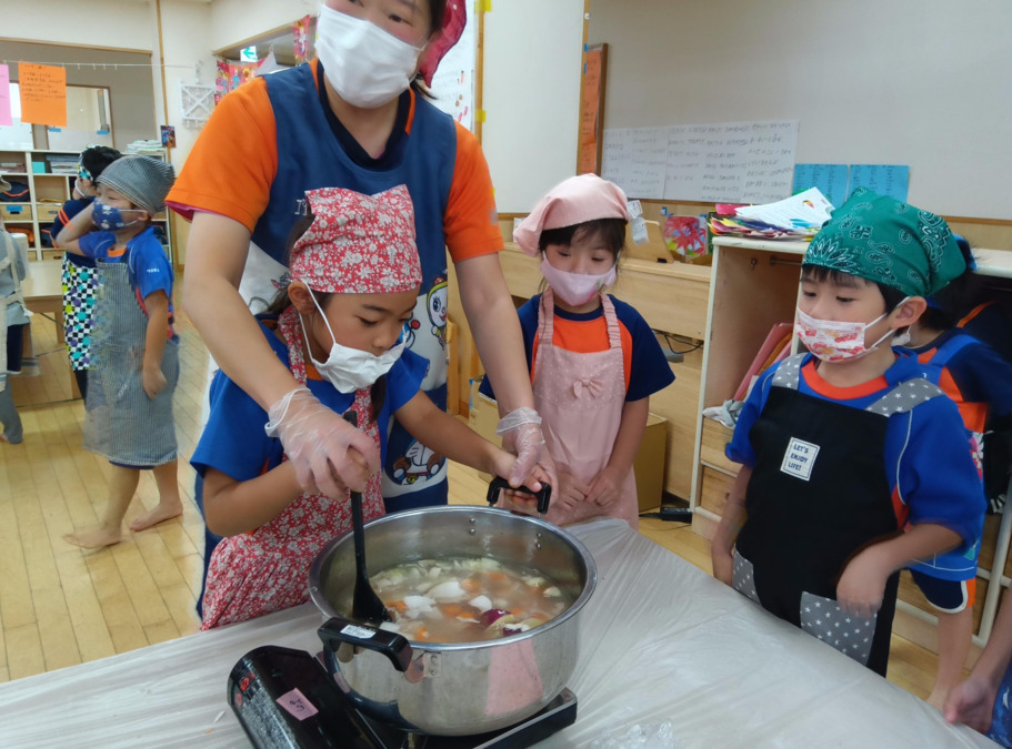 キッズ大陸さいたま与野園（保育士の求人）の写真7枚目：食育活動（豚汁つくり）