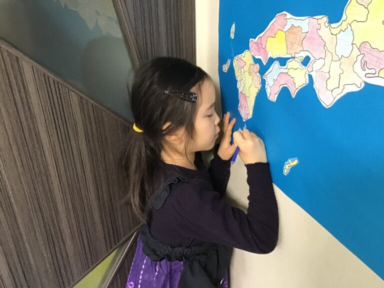 オデューラ デ アベニール（保育士の求人）の写真8枚目：文化教育！！みんなで大きな地図を作製します☆