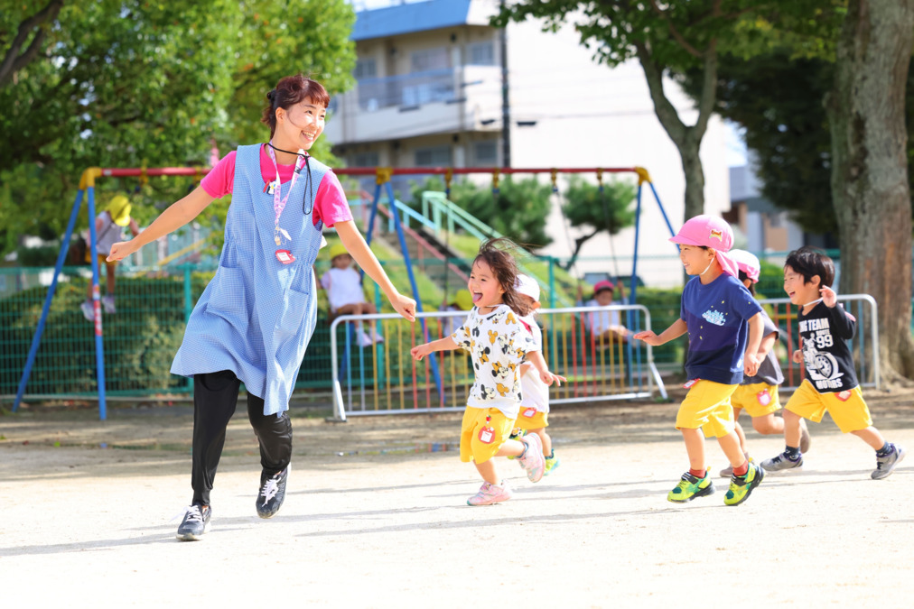 はなの木幼稚園（幼稚園教諭の求人）の写真6枚目：広々とした園庭で思いっきりあそびます。