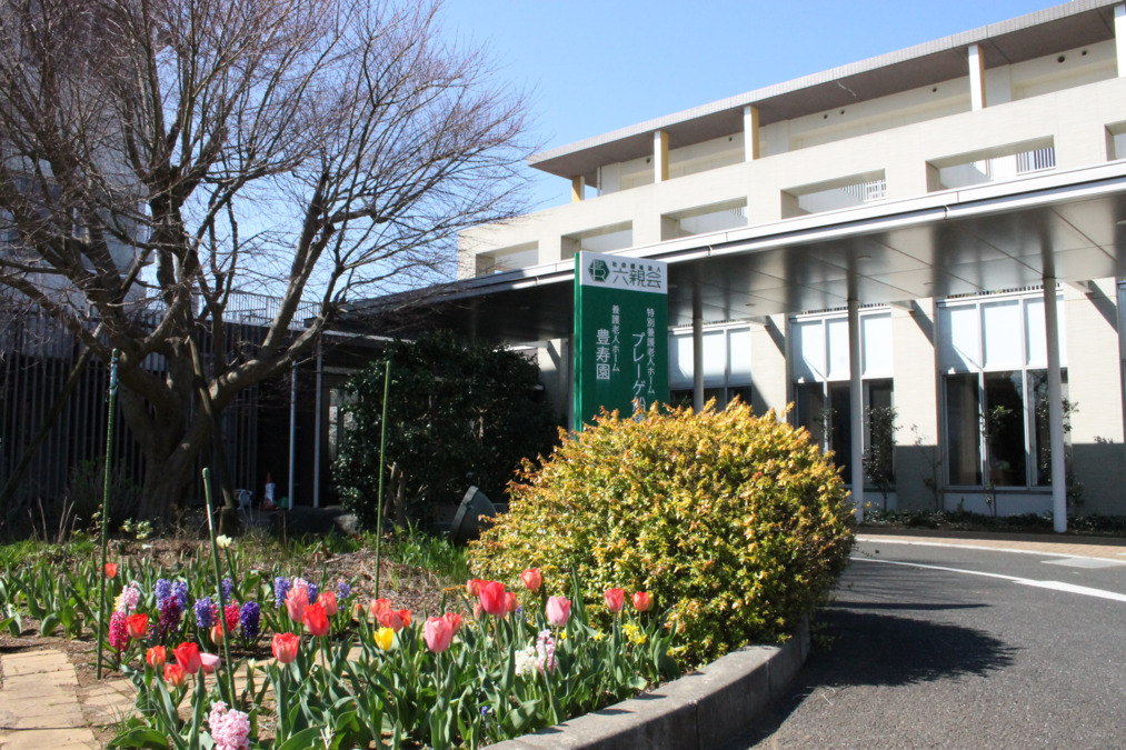 特別養護老人ホーム プレーゲ船橋（介護職/ヘルパーの求人）の写真9枚目：正面玄関には季節のお花も