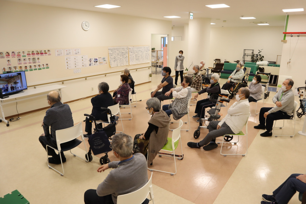 リハビリデイケアのぞみ整形 スタジアム前(介護職/ヘルパーの求人)の写真6枚目:集団体操