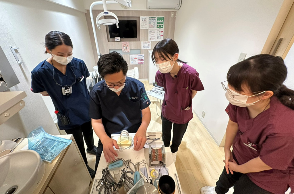 津田歯科・矯正歯科（歯科助手の求人）の写真5枚目：トレーニング時の様子です。
