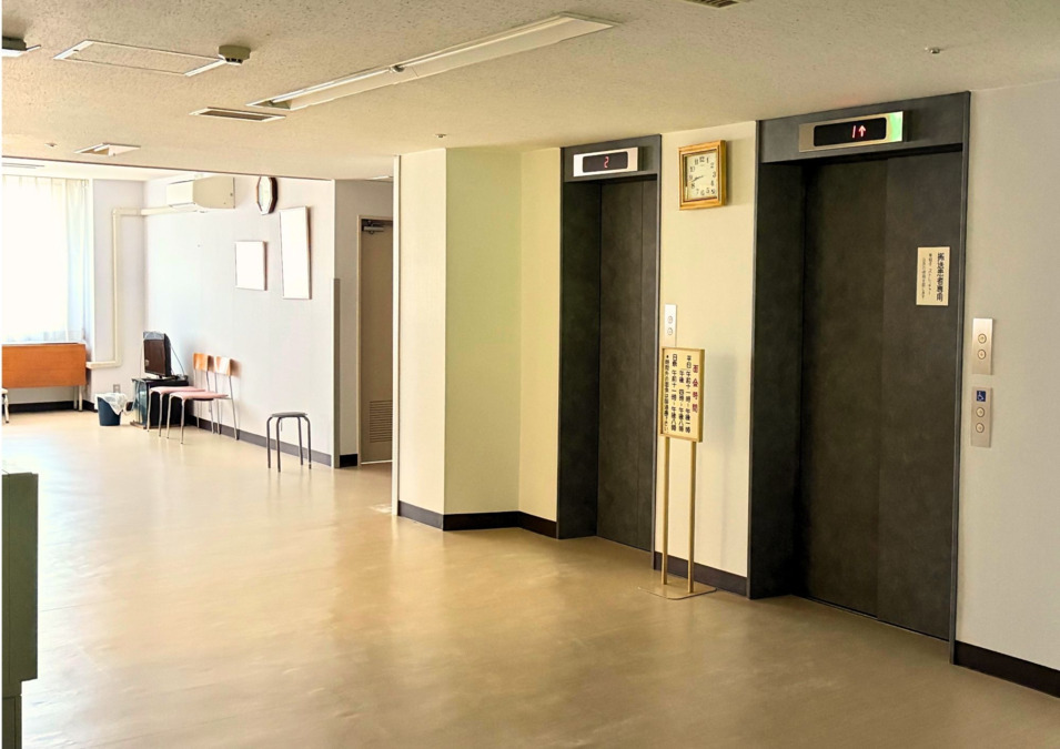 札幌外科記念病院（医療ソーシャルワーカーの求人）の写真4枚目：エレベーターから出て左右に、デイルームとスタッフステーションがあります。