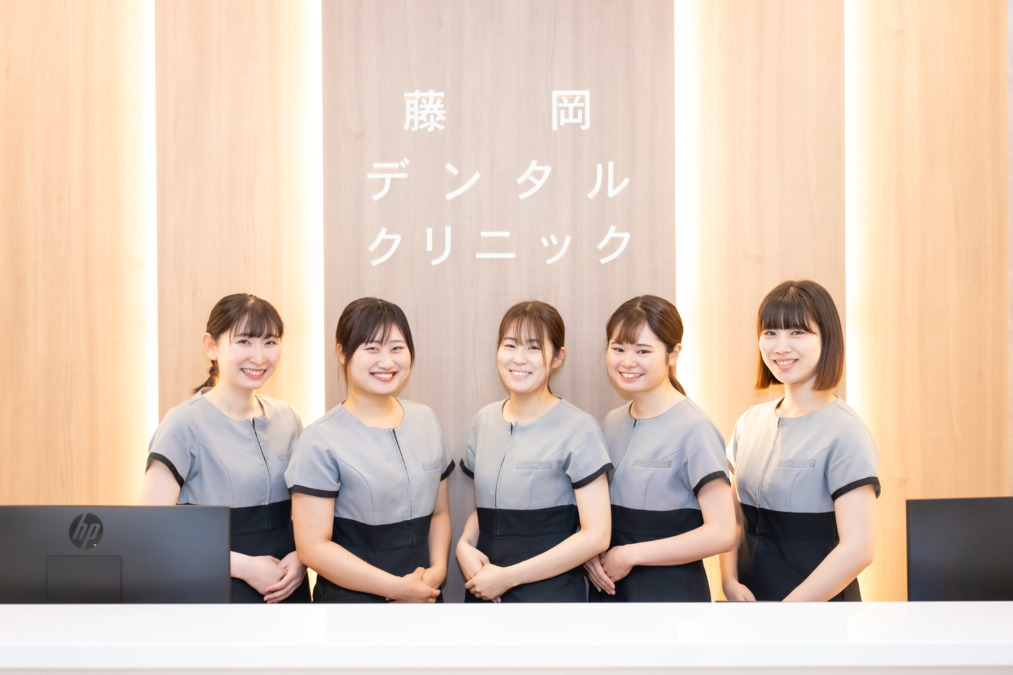 藤岡デンタルクリニック（歯科助手の求人）の写真2枚目：受付・助手です！みんな穏やかです！協力しながら仕事しています★