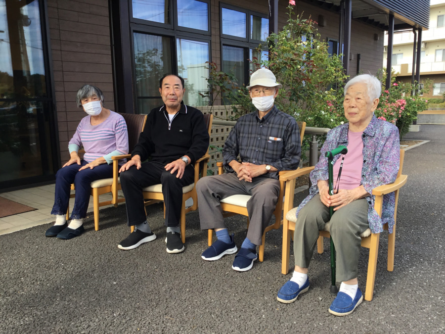 よつばあたご苑（生活相談員の求人）の写真8枚目：陽気の良い日は、外気浴も楽しみです