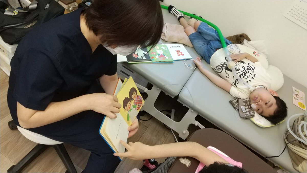そらとわすくーるの写真14枚目：子供たちそれぞれに合わせた絵本もたくさん揃えています