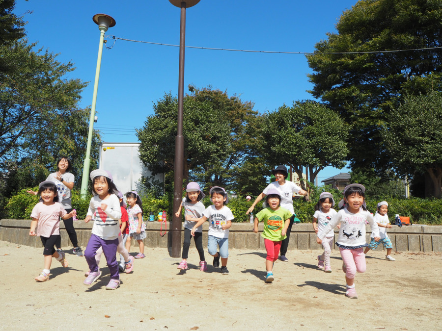 東川口鳩笛保育園の写真4枚目：園庭が狭いのですが近くの公園でおもいっきり身体を動かしています。