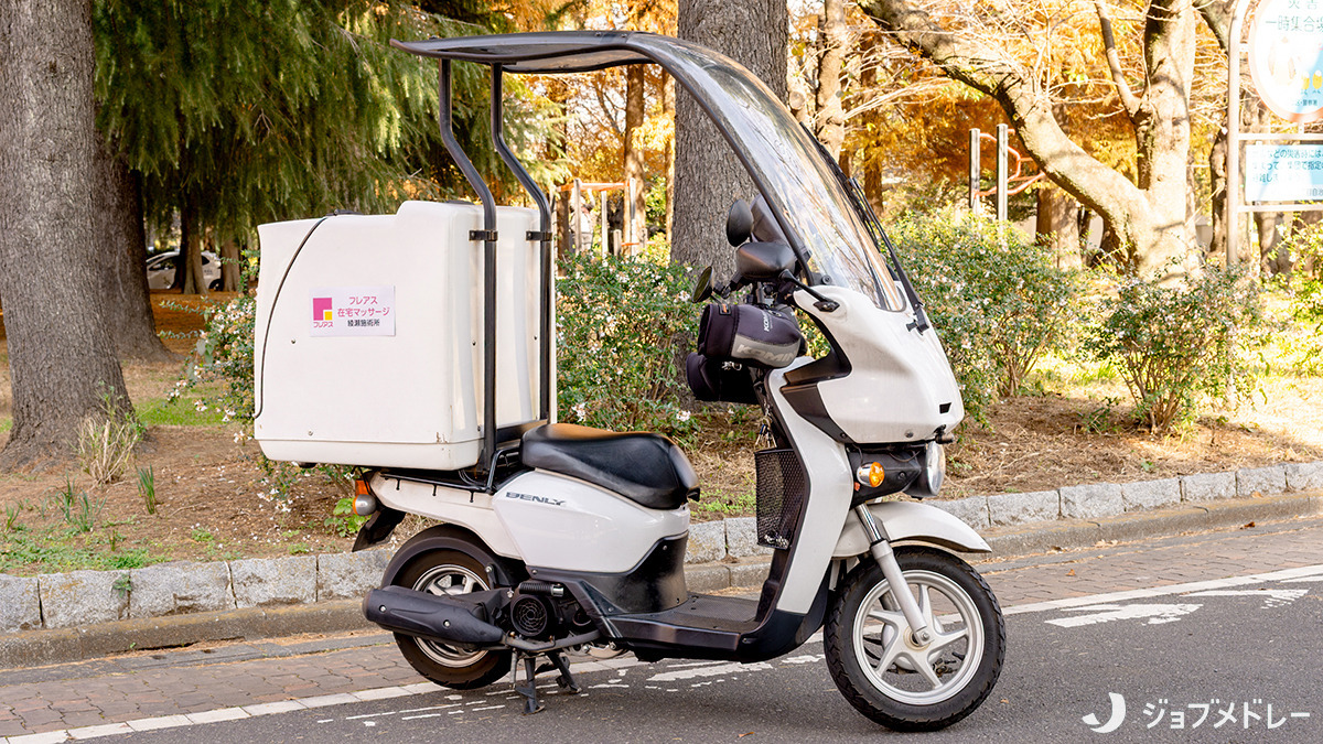 フレアス在宅マッサージ綾瀬施術所（あん摩マッサージ指圧師の求人）の写真9枚目：屋根付きバイク・電動バイクを貸与しています