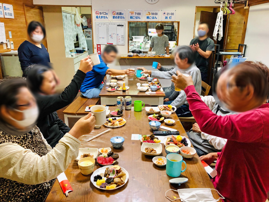 グループホームゆんたく家とのしろの写真3枚目:誕生日会の様子