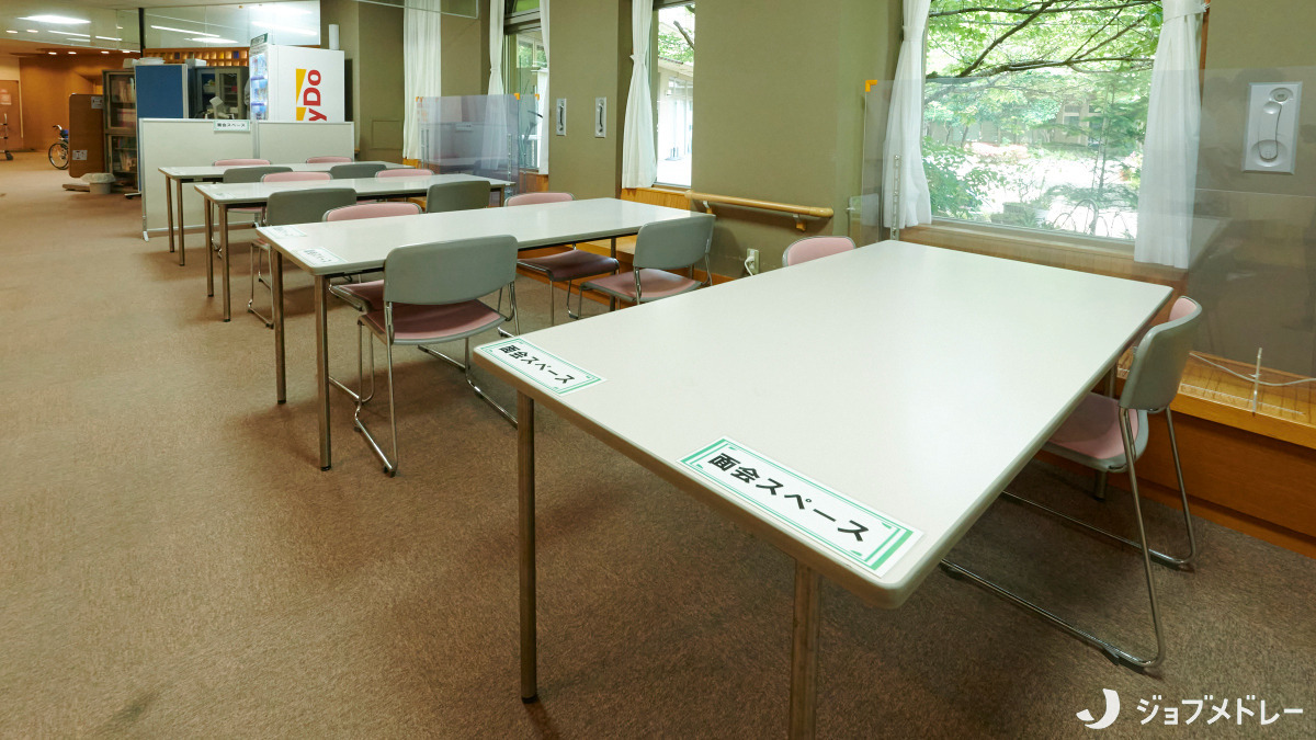 介護老人保健施設聖和苑の写真6枚目:皆様が談話を楽しむ面会スペースです