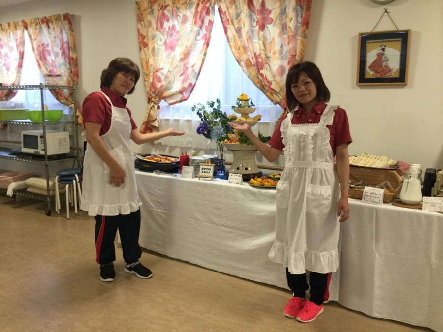 フォーユー堺深阪の写真3枚目：朝食ビュッフェでは、職員がおもてなし♪