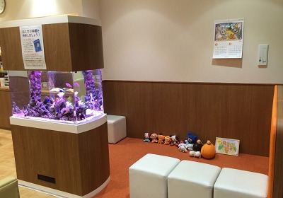 フラワー薬局 千葉ニュータウン中央店（薬剤師の求人）の写真2枚目：熱帯魚水槽が大人気です