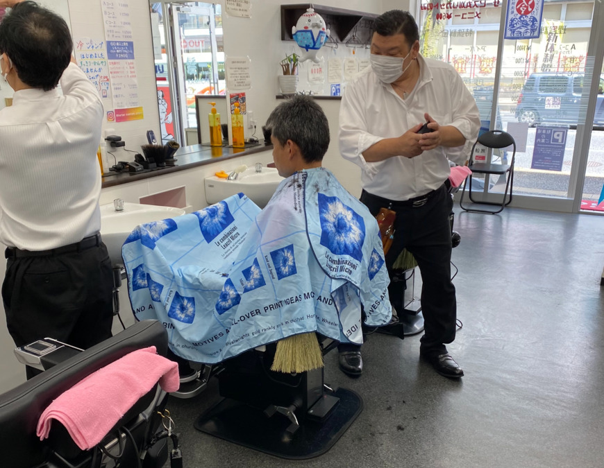 髪一 JR奈良店（理容師の求人）の写真2枚目：髪一JR奈良店　営業風景