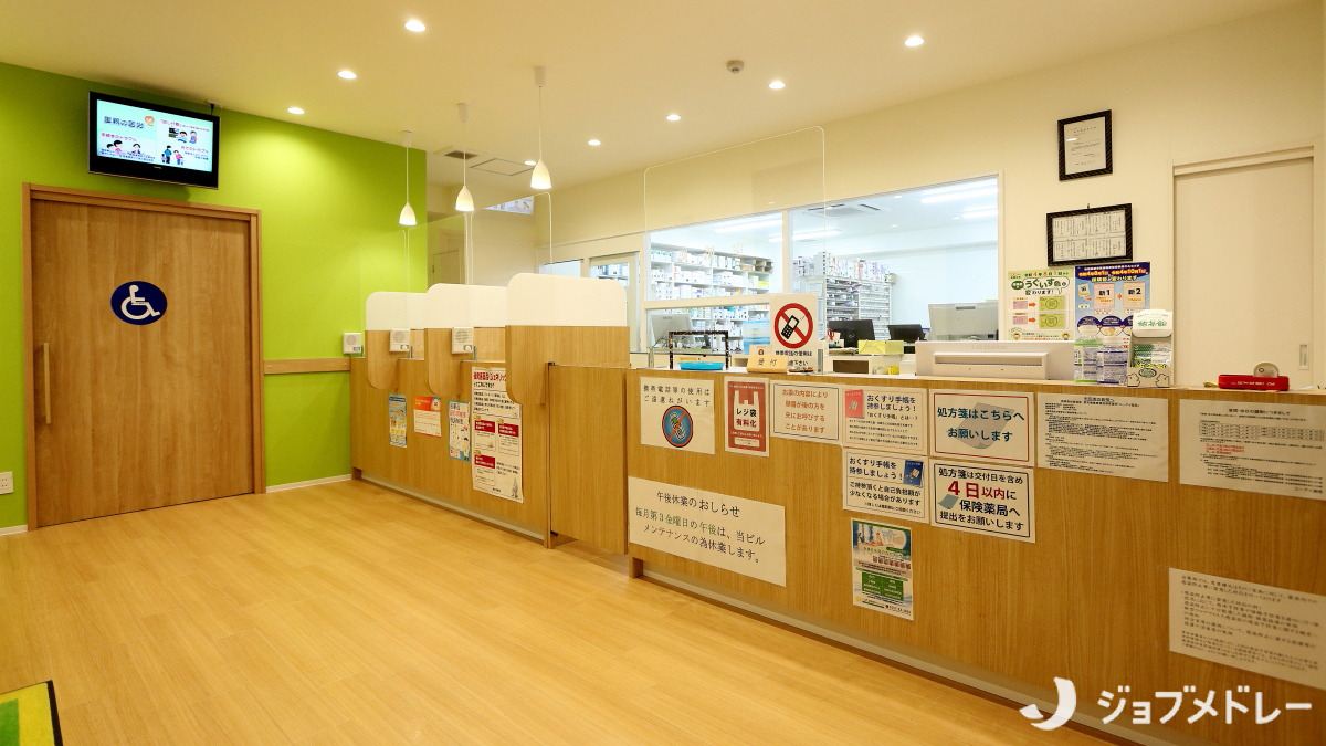 ユーアイ薬局（薬剤師の求人）の写真7枚目：明るく開放的な自慢の待合室です！
受診患者さん同士の社交の場にもなっています♪