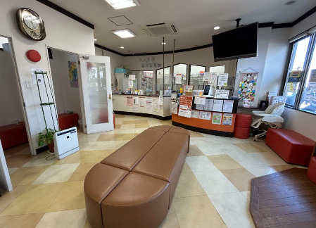サンライトげんき薬局門真店（調剤事務の求人）の写真2枚目：待合室は広い店舗です。小児科の患者さんが多い薬局です