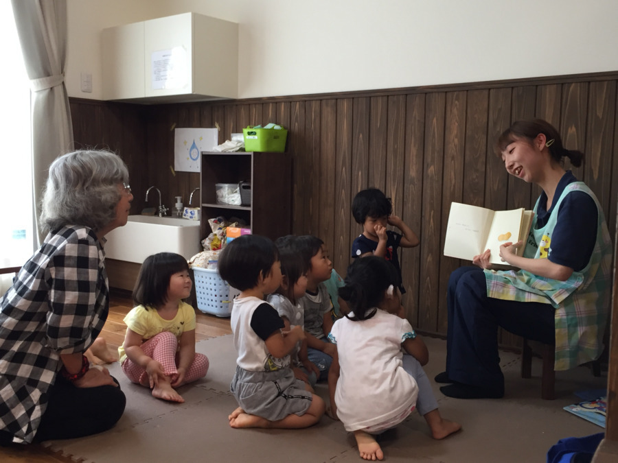 銀杏保育園胡桃館の写真6枚目：絵本大好き！！