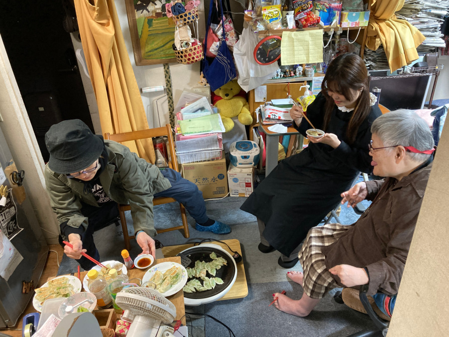 NPO法人ねこの手の写真12枚目：利用者さんと餃子パーティー♪