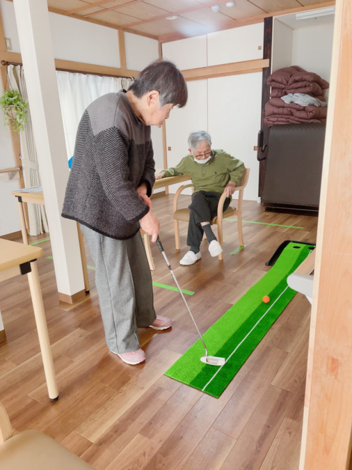 樹楽葵東(介護職/ヘルパーの求人)の写真8枚目:人生初のゴルフ♪