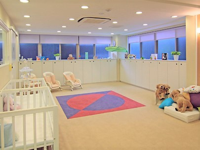ポピンズナーサリースクール白金台の写真4枚目：0歳児室。お子様が落ち着いて過ごせる環境が整っています！