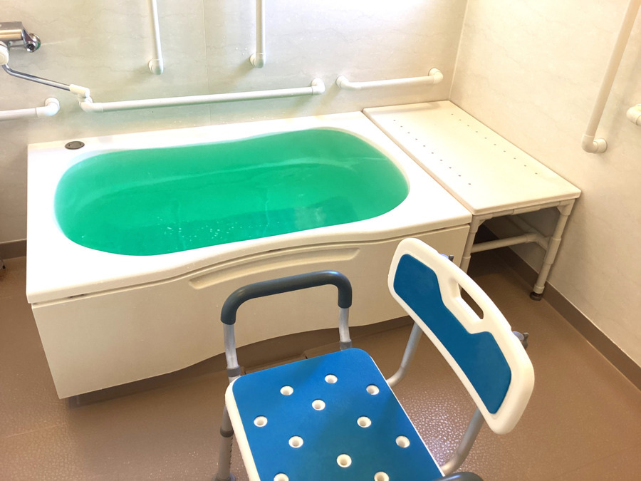 ミモザ白寿庵東寺尾デイサービスの写真5枚目：浴室です♨ご利用者への入浴介助の際は、より細やかなケアの提供が求められます。