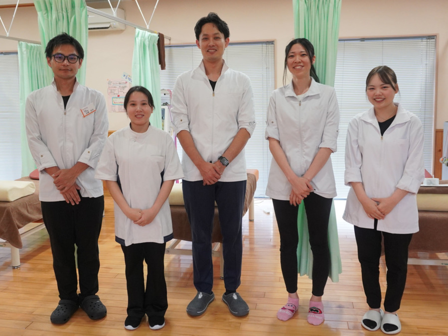 整骨院れん-ＲＥＮ- 日南院（鍼灸師の求人）の写真4枚目：仲間と支え合い、共に成長し笑顔を広げる職場です