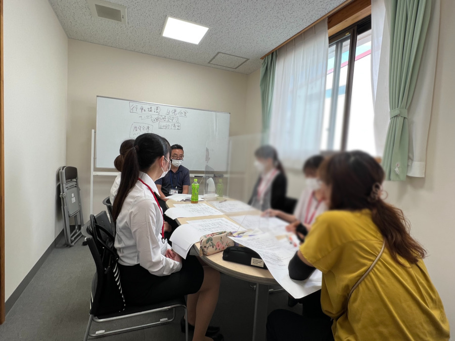 社会福祉法人滋賀県障害児協会　法人本部長浜分室（一般事務/管理部門の求人）の写真4枚目：お仕事体験の風景：企画立案学生さんのサポートを行います。