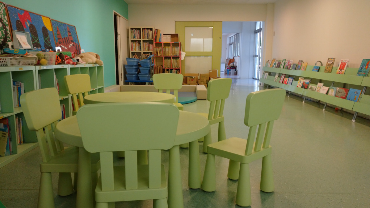 ニノ江幼稚園（保育士の求人）の写真3枚目：絵本コーナーにはたくさんの本があり、子どもたちが楽しめる場になっています！