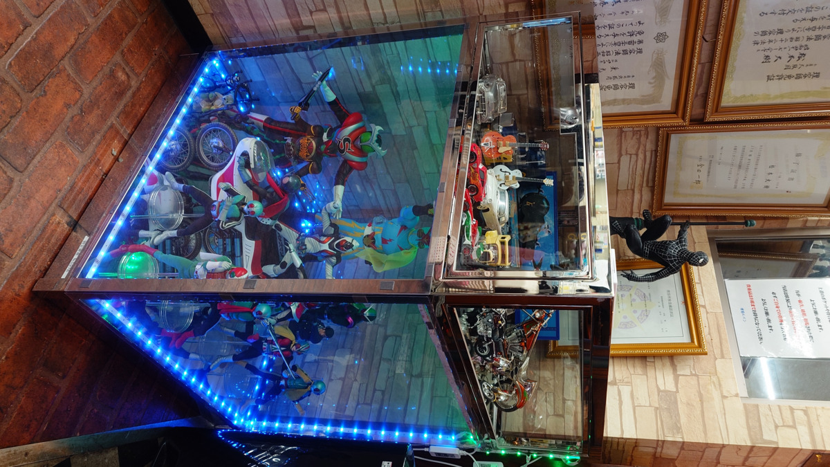 理容ルパン 西京極店（理容師の求人）の写真4枚目：店内ディスプレイケース