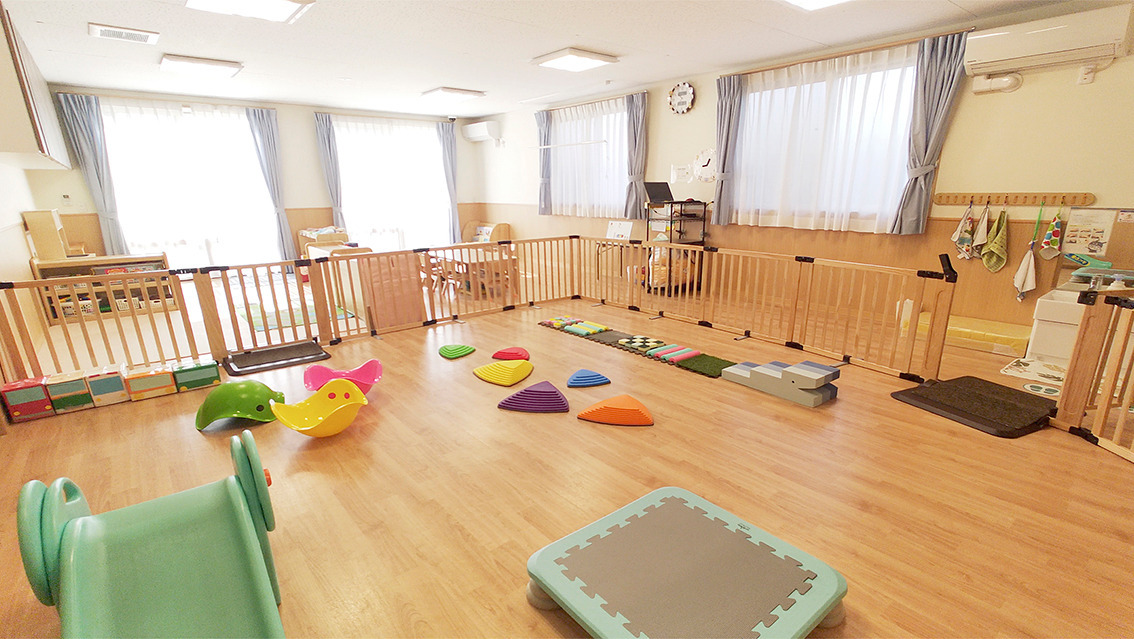 しおどめ保育園越谷（保育士の求人）の写真2枚目：手前は体を動かすのびのびスペース、奥が２歳児クラス保育室