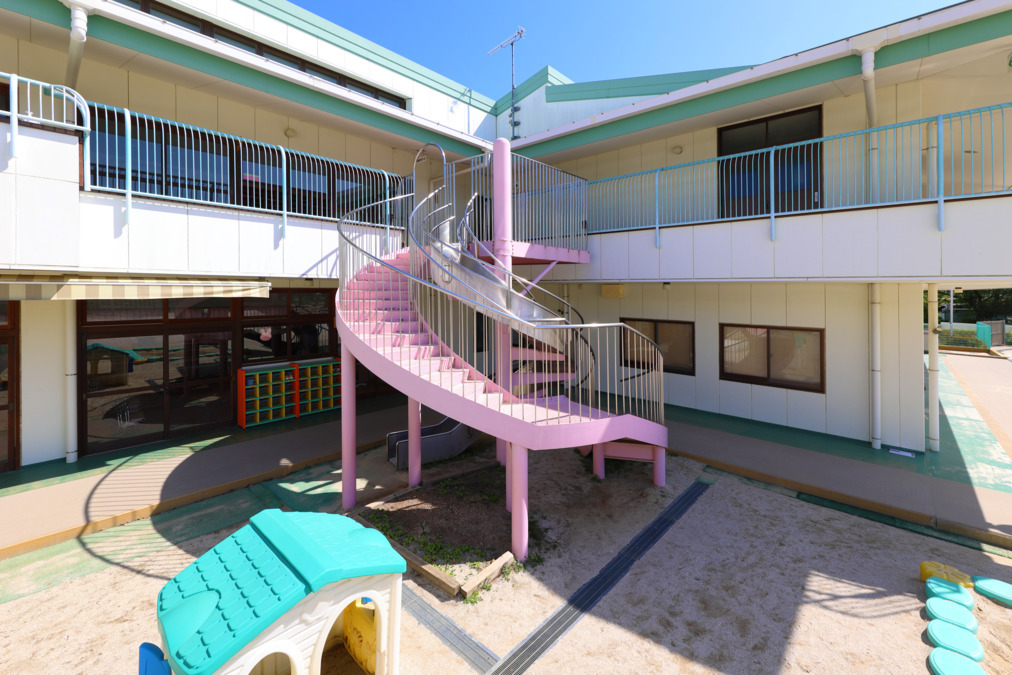 はなの木幼稚園（幼稚園教諭の求人）の写真11枚目：らせん階段とすべり台