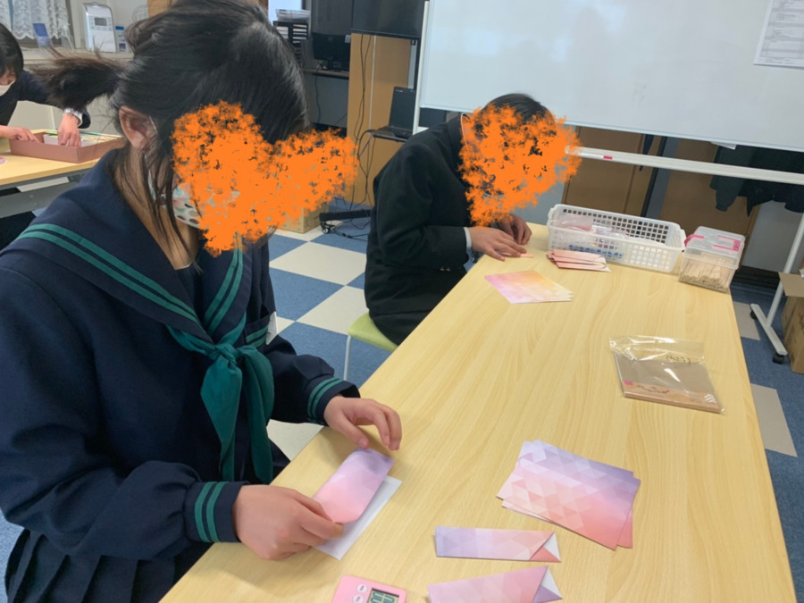 放課後等デイサービス カロカロきっず みなみさや(保育士の求人)の写真4枚目:卒業後の就労目指して活動しています。箸袋作り・色分け・はさみ作業集中してます。