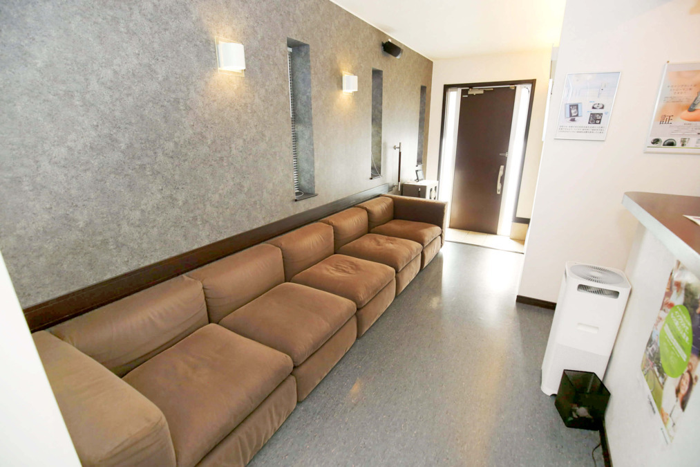 ひろ歯科医院(歯科衛生士の求人)の写真4枚目:待合は歯科を感じさせないように配慮されています◎