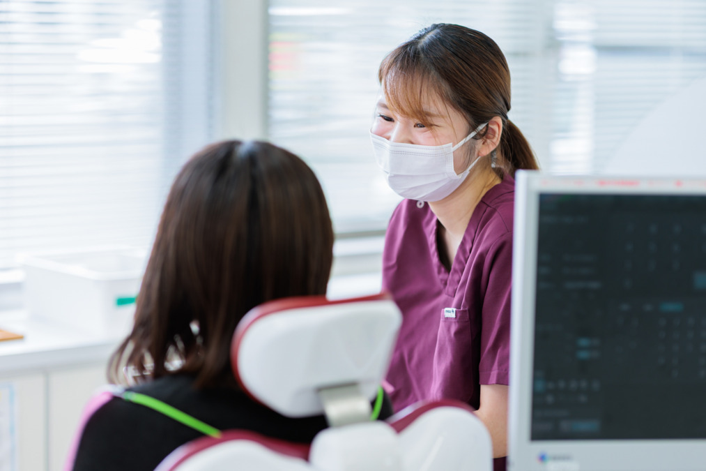 医療法人　心優会　福井歯科医院（歯科衛生士の求人）の写真4枚目：安心して治療を受けてもらうために患者様に寄り添い、丁寧に治療内容を説明します。