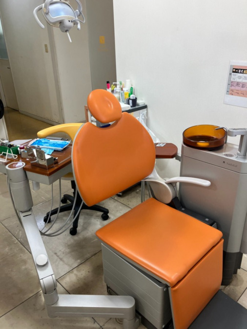 めぐみ歯科クリニック水巻（歯科衛生士の求人）の写真6枚目：足折れタイプのチェアは昇降が楽で喜ばれています。