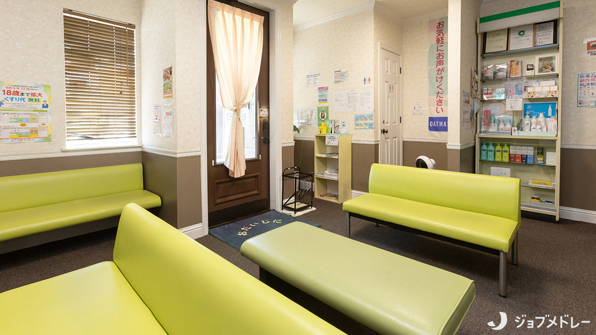 薬局フェミネックス（薬剤師の求人）の写真4枚目：ライトグリーンのソファが鮮やかな待合室です