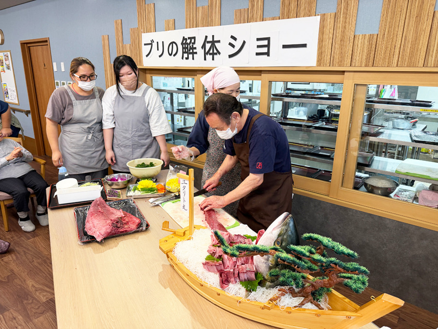 住宅型有料老人ホーム ユタリト船橋【2025年02月01日オープン】(介護職/ヘルパーの求人)の写真6枚目:大人気のブリ解体ショー!