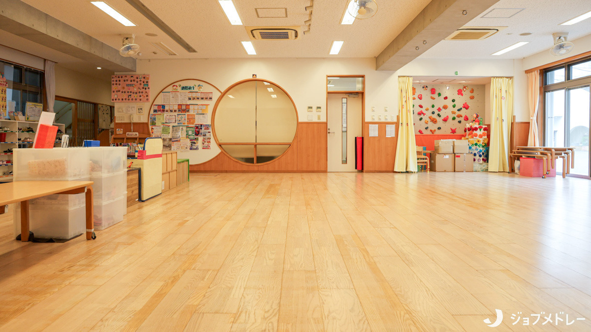 玉川保育園(保育士の求人)の写真5枚目:身体をのびのびと動かせる、広々とした遊戯室です