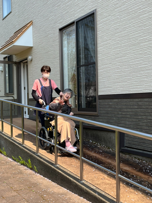 サービス付き高齢者向け住宅HACC石山（看護師/准看護師の求人）の写真8枚目：外の空気を吸って気分転換♪