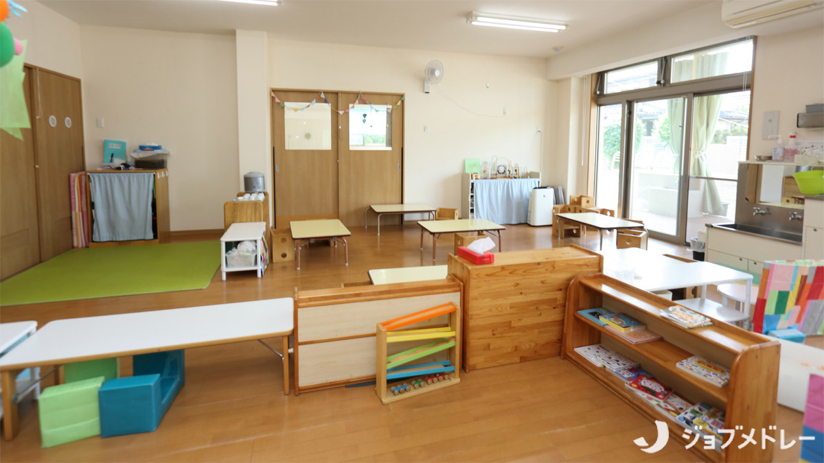第二椎の実子供の家の写真5枚目：園内は木目のデザインを基調とし、カラフルな家具を取り入れた温かみのある雰囲気です