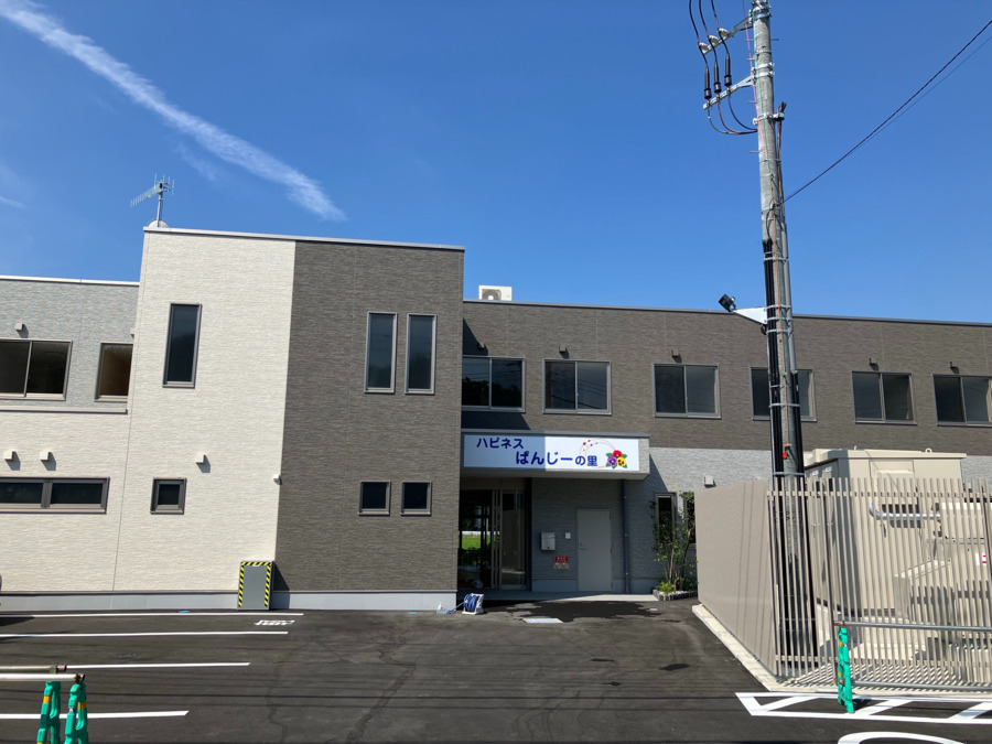 ハピネスぱんじーの里【2025年09月01日オープン】（サービス提供責任者の求人）の写真2枚目：ぱんじーの里　外観