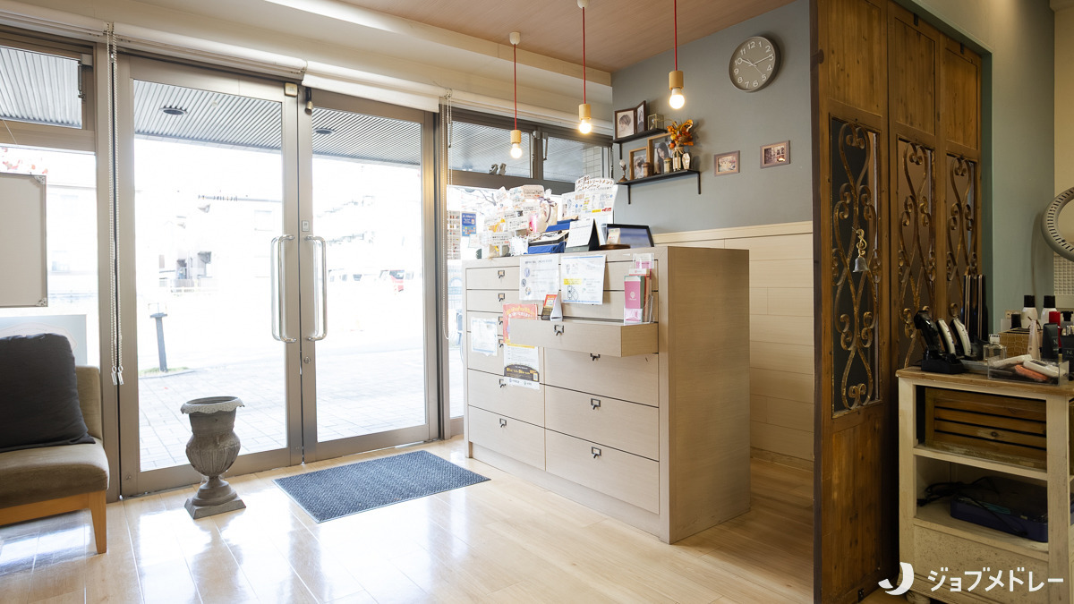 リファインヴェール小川店(美容師の求人)の写真3枚目:小川駅から徒歩1分のサロンです