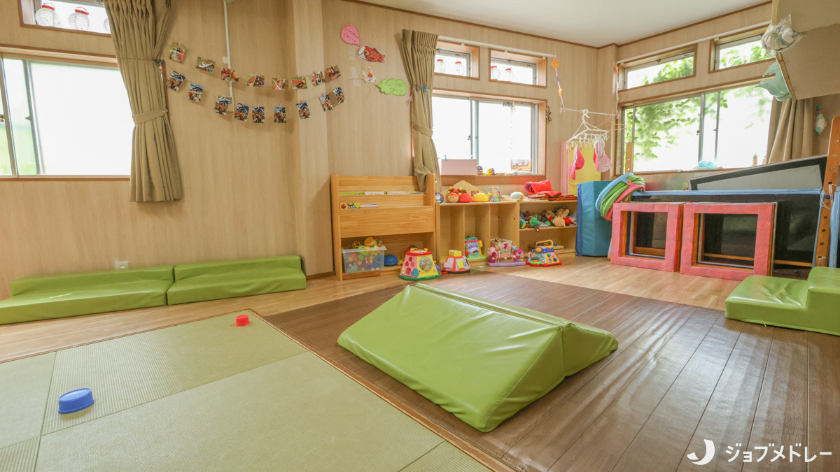 和田愛児園の写真4枚目：木のぬくもりに満ちた、あたたかな雰囲気の空間です
