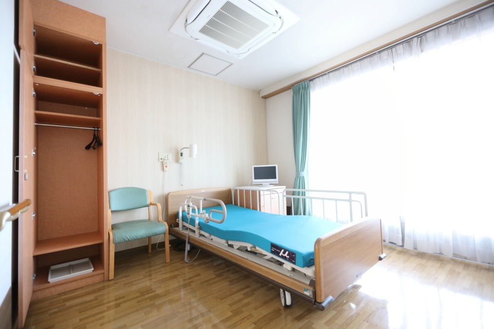 特別養護老人ホームグリーンロードの写真2枚目：個室・２人部屋があります。
トイレ・洗面台完備、テレビ備え付きです。