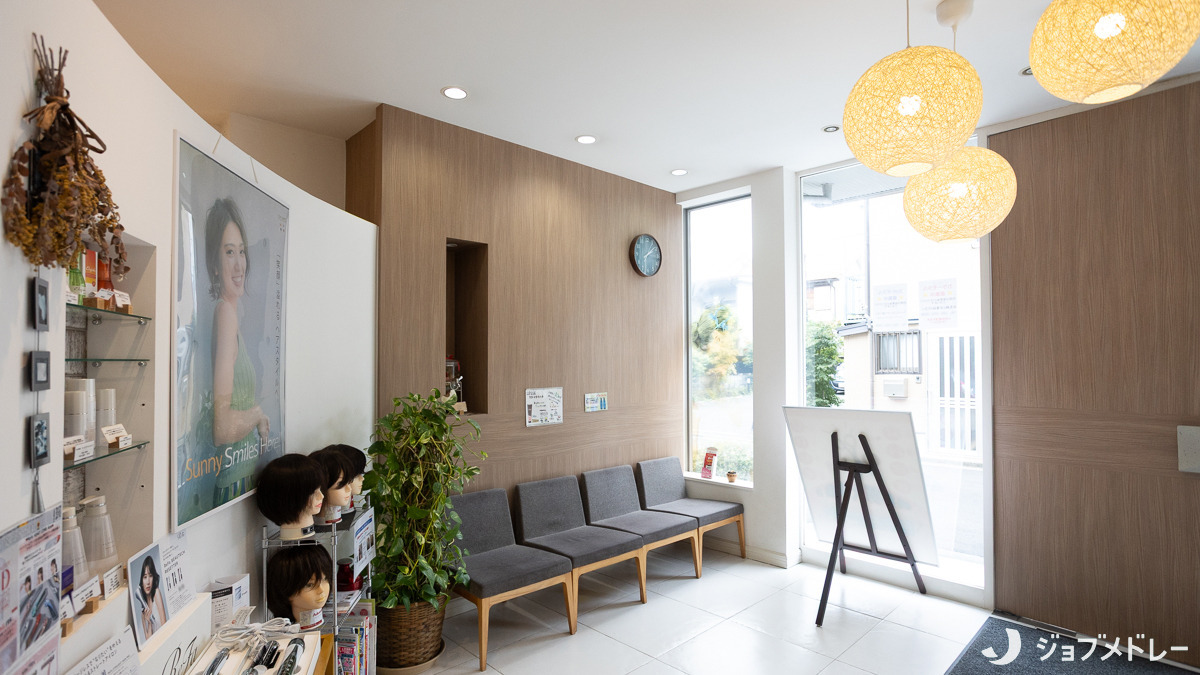 ブリリアント・ルア国立店（美容師の求人）の写真4枚目：居心地の良い空間でお客様をお迎えしています