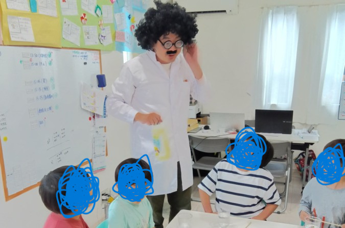 はるかぜスクール新座校【2024年09月オープン】の写真8枚目：代表自らお気に入りキャラクターに扮して実験。余裕のある働き方が子供を笑顔にします