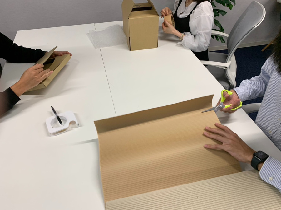 ZZZWORKS(サービス管理責任者の求人)の写真2枚目:机を並べてみんなで作業。丁寧に出来ることからやっていきましょうね。